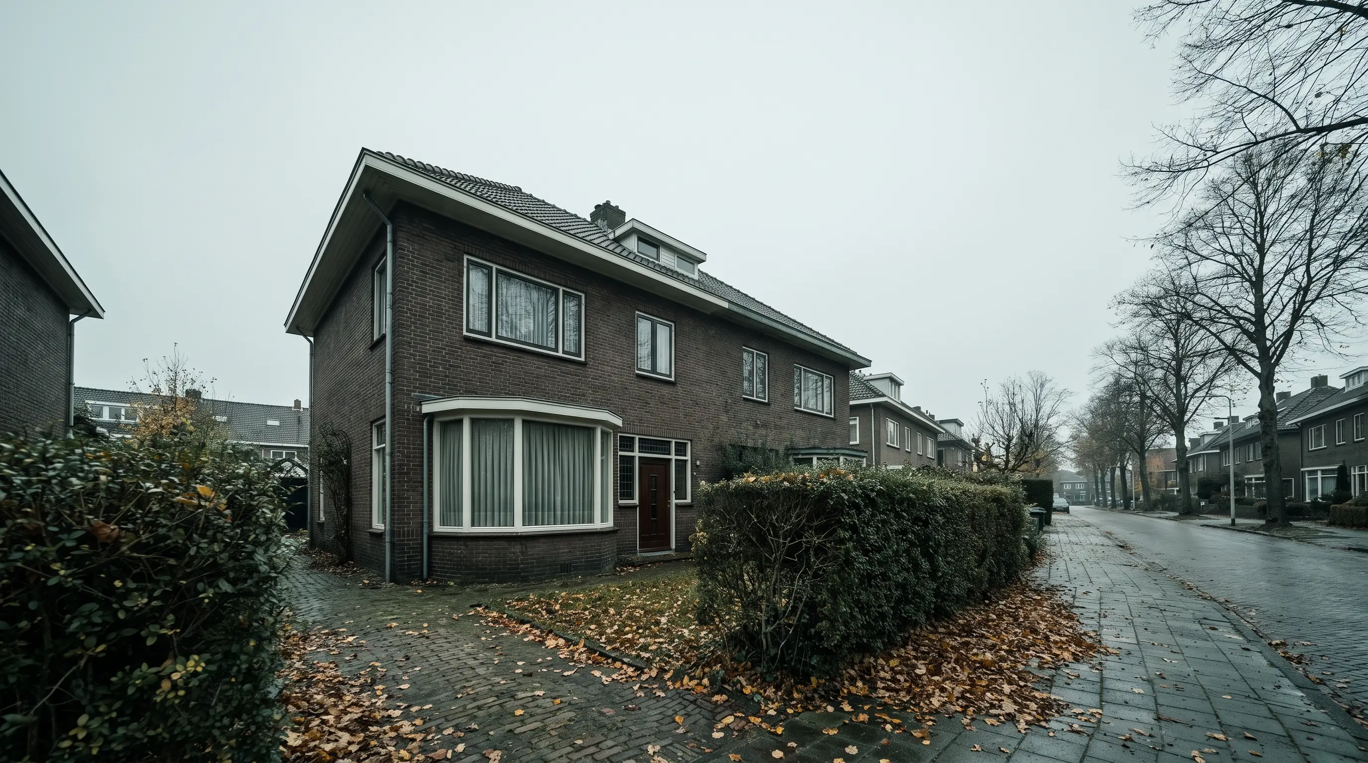 Oudere Nederlandse jaren dertig woning met erker en een stille voortuin