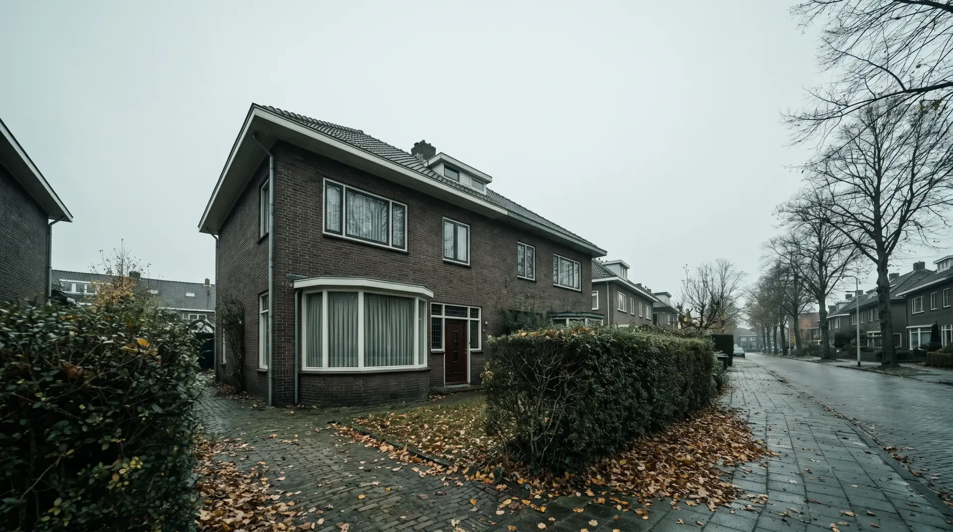 Oudere Nederlandse jaren dertig woning met erker en een stille voortuin