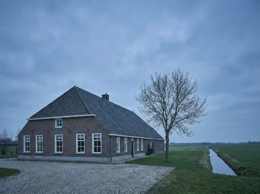Nederlandse boerderij met pannendak in open polderlandschap