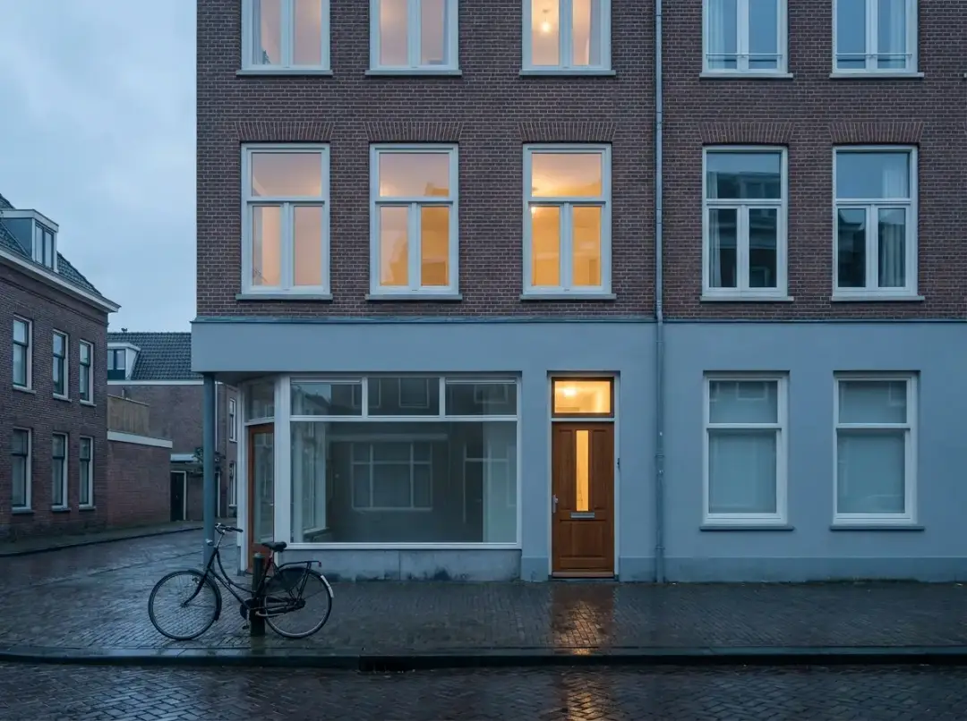 Nederlands gemengd pand met bedrijfsruimte op de begane grond en woningen erboven