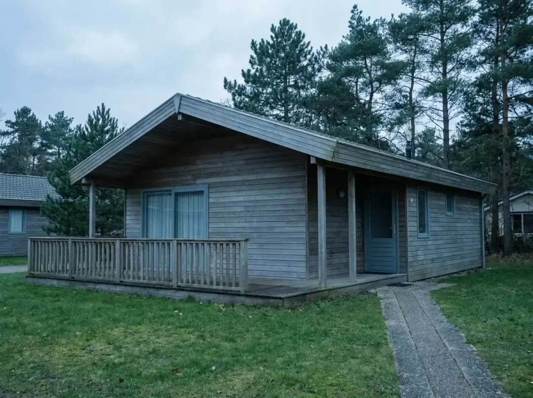 Nederlandse vakantiebungalow met houten gevel en terras op een recreatiepark