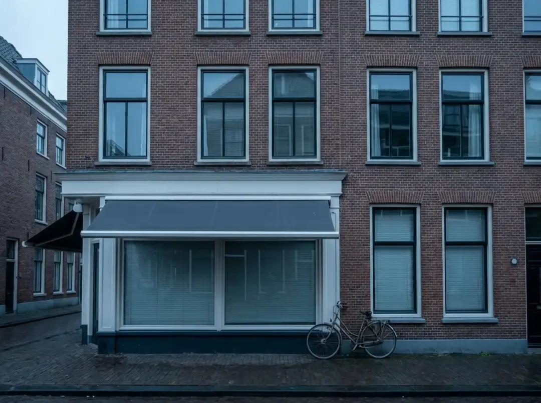 Nederlands winkelpand met grote etalageramen en woningen erboven